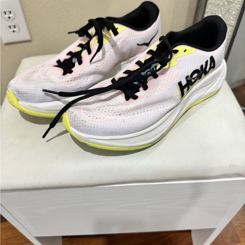 Size 8 Hoka Rincon 4 running shoe